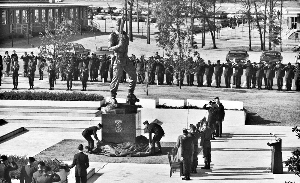 Sergeant Major James A. Tryon and First Lieutenant Drew D. Dix unveil the Special Forces Soldier Statue on 26 November 1969.