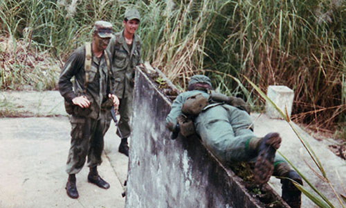 Staff Sergeant Peter Moosey, light weapons sergeant for ODA-7, evaluates a Salvadoran soldier on the Leader’s Reaction Course at Fort Sherman, Panama.