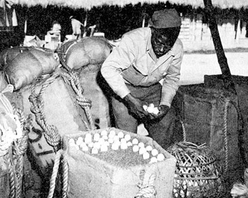 The “country basket,” a cheap, locally produced container, was used for fragile items.