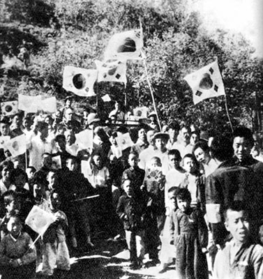 UN troops encountered similar scenes to this friendly welcome in Chinnamp’o in each village and city they liberated during their drive into North Korea.