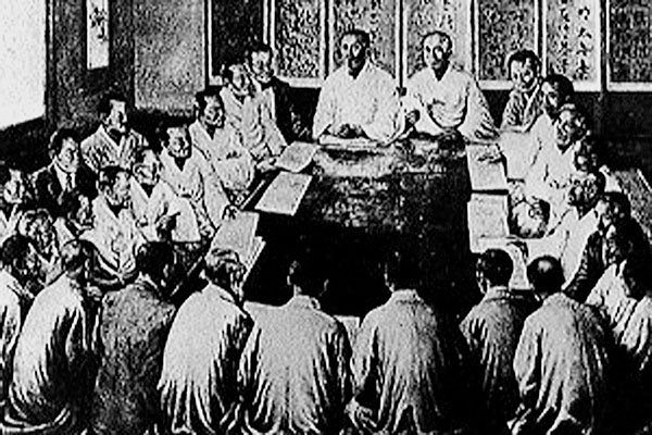 Independence Proclamation signatories gathered in a Seoul teahouse on 1 March 1919 to sign the document.